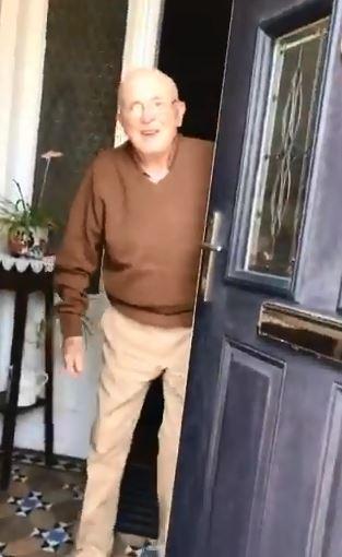87歲爺爺開門見孫女「變臉神技」好催淚！ 「面無表情→1秒醉心笑」讓800萬人含淚狂重播