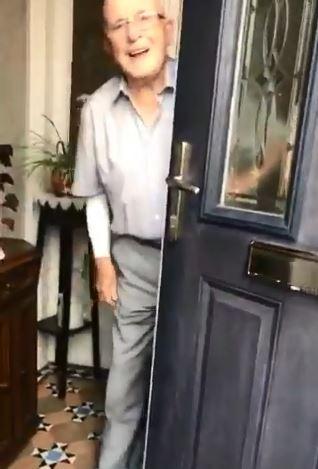 87歲爺爺開門見孫女「變臉神技」好催淚！ 「面無表情→1秒醉心笑」讓800萬人含淚狂重播