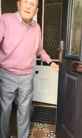 87歲爺爺開門見孫女「變臉神技」好催淚！ 「面無表情→1秒醉心笑」讓800萬人含淚狂重播