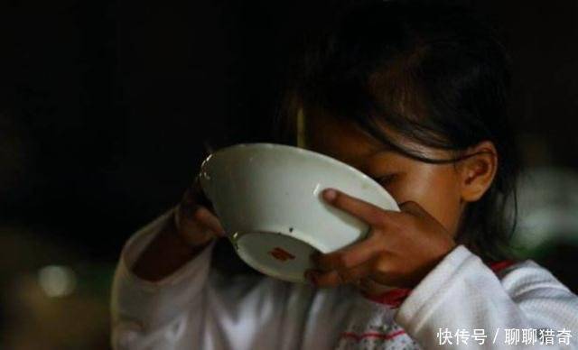 52歲寡居的阿嬤撿了個棄嬰，18年後女孩考上大學，家門口竟來了一排警車！