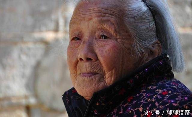 52歲寡居的阿嬤撿了個棄嬰，18年後女孩考上大學，家門口竟來了一排警車！