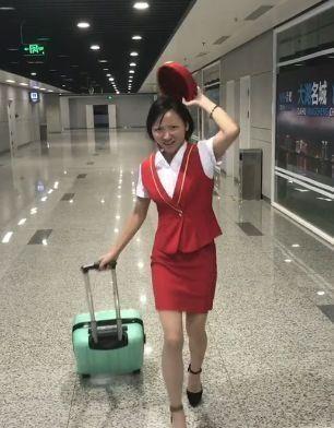 「素顏空姐」走紅！現場3分鐘化妝後，美艷模樣判若兩人！網友直呼：再也不相信空姐了