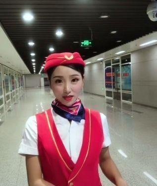 「素顏空姐」走紅！現場3分鐘化妝後，美艷模樣判若兩人！網友直呼：再也不相信空姐了