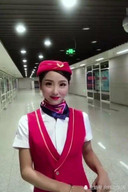 「素顏空姐」走紅！現場3分鐘化妝後，美艷模樣判若兩人！網友直呼：再也不相信空姐了