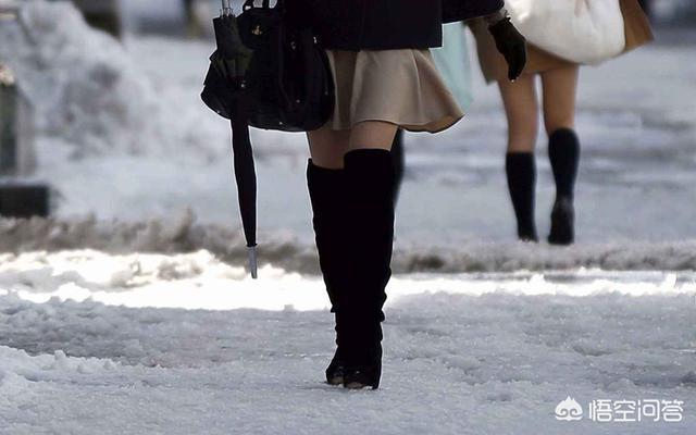 為何冬天下雪日本女生卻「從來不穿羽絨服」？只因「一個原因」讓她們在寒冬穿短裙