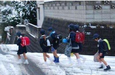 為何冬天下雪日本女生卻「從來不穿羽絨服」？只因「一個原因」讓她們在寒冬穿短裙