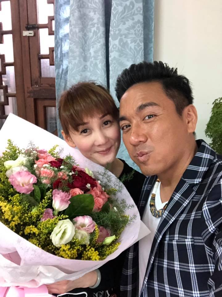 撞見老婆外遇！53歲男星「花2年才走出陰霾」　宣布「再婚單親媽」一家六口現況曝光