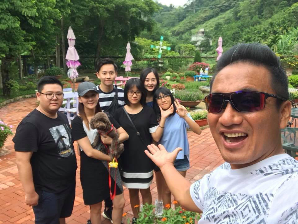 撞見老婆外遇！53歲男星「花2年才走出陰霾」　宣布「再婚單親媽」一家六口現況曝光