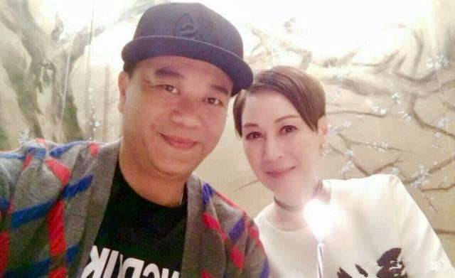 他與女友相愛21年，婚後才知老婆身價700億，曾被酸「吃軟飯」