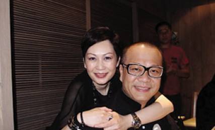 他與女友相愛21年，婚後才知老婆身價700億，曾被酸「吃軟飯」