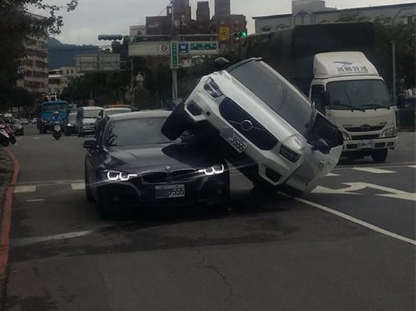 超巧！一個轉彎「VOLVO休旅車騎上BMW」眼尖網友仔細一瞧笑翻：定是車牌惹的禍