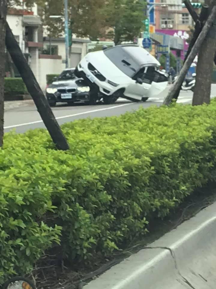 超巧！一個轉彎「VOLVO休旅車騎上BMW」眼尖網友仔細一瞧笑翻：定是車牌惹的禍