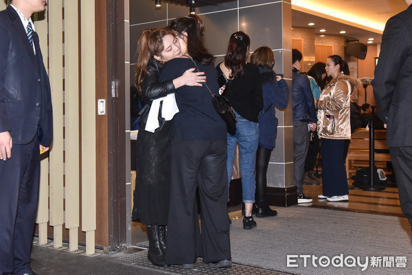 王彩樺淚送安迪!獨自躲角落崩潰「大哭到臉腫」 承諾替他照顧家人:沒你哪可能有我