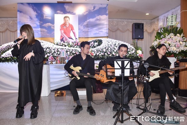 王彩樺淚送安迪!獨自躲角落崩潰「大哭到臉腫」 承諾替他照顧家人:沒你哪可能有我