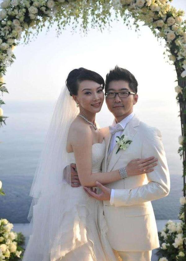 事業巔峰「嫁給二婚丈夫」出道17年零緋聞　把「繼子視如己出」41歲依舊風姿綽約