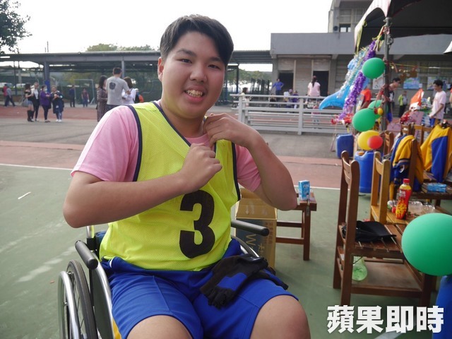 輸贏放一邊！全校陪罕病生「跑大隊接力」  推著輪椅衝終點淚崩：不留遺憾了