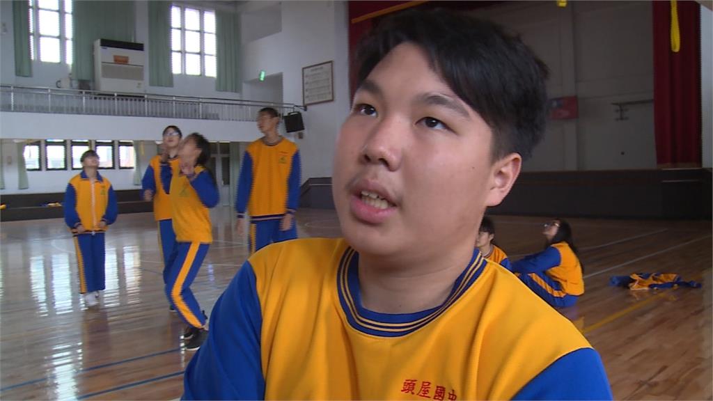 輸贏放一邊！全校陪罕病生「跑大隊接力」  推著輪椅衝終點淚崩：不留遺憾了