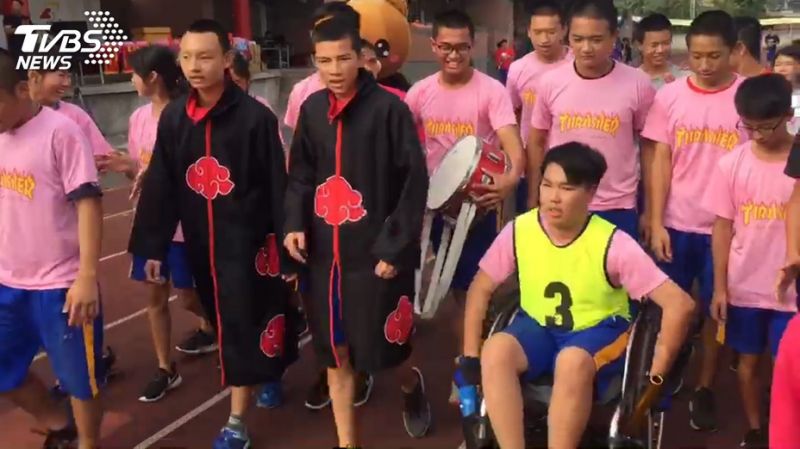 輸贏放一邊！全校陪罕病生「跑大隊接力」  推著輪椅衝終點淚崩：不留遺憾了