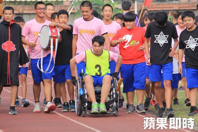 輸贏放一邊！全校陪罕病生「跑大隊接力」  推著輪椅衝終點淚崩：不留遺憾了