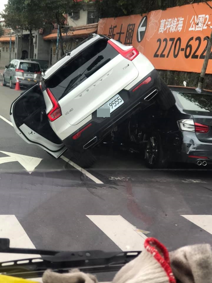 超巧！一個轉彎「VOLVO休旅車騎上BMW」眼尖網友仔細一瞧笑翻：定是車牌惹的禍