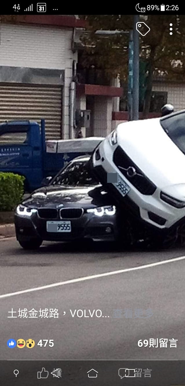 超巧！一個轉彎「VOLVO休旅車騎上BMW」眼尖網友仔細一瞧笑翻：定是車牌惹的禍