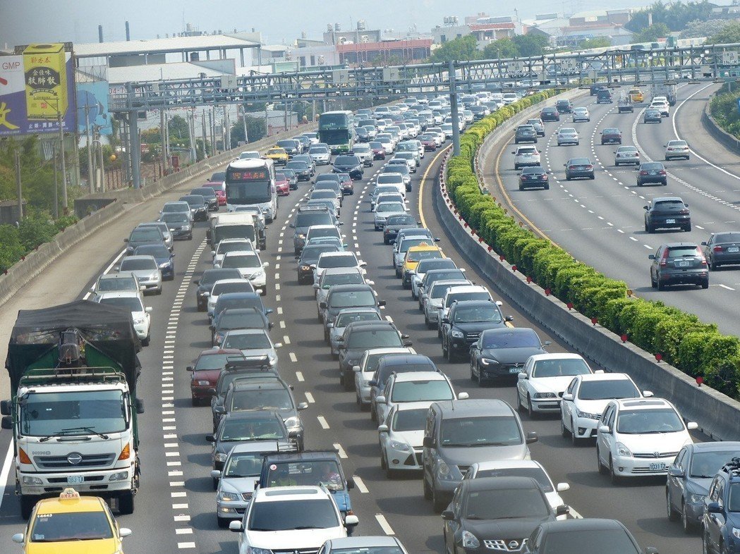 超巧！一個轉彎「VOLVO休旅車騎上BMW」眼尖網友仔細一瞧笑翻：定是車牌惹的禍