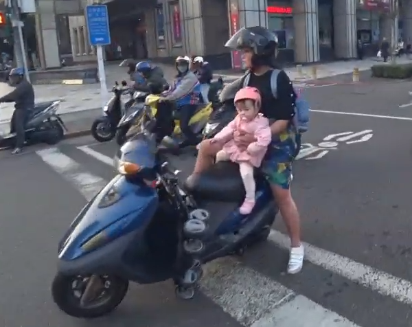 注定當我老婆！指揮哥紅燈丟車「花20秒幫消防車開道」  一回頭妻子超淡定：溫ㄤ粗去哪胖見