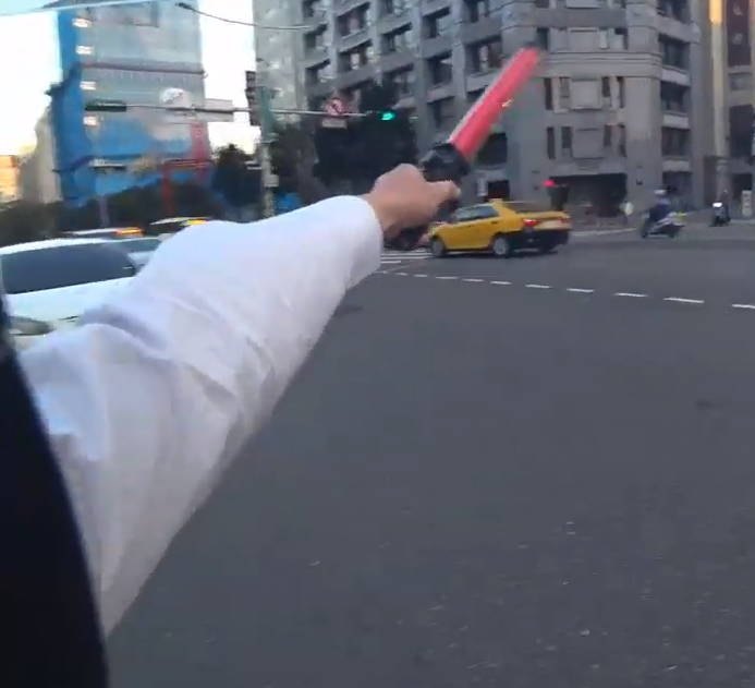 注定當我老婆！指揮哥紅燈丟車「花20秒幫消防車開道」  一回頭妻子超淡定：溫ㄤ粗去哪胖見
