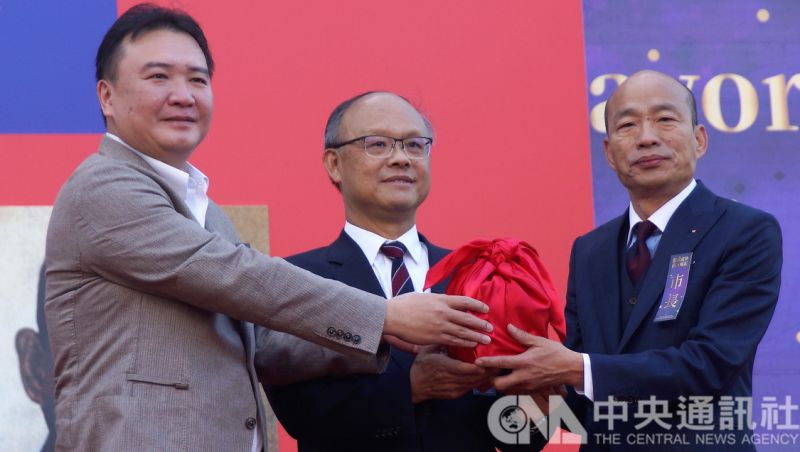 才不會忘記你呢!韓國瑜就職典禮「未邀陳其邁出席」 現場突然響起「對手競選歌曲」笑:有特別意義