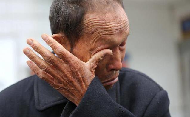 豪華婚宴上，農村阿公因「多吃一塊肉」被富二代辱罵，「新郎的做法」讓人倒吸一口涼氣！