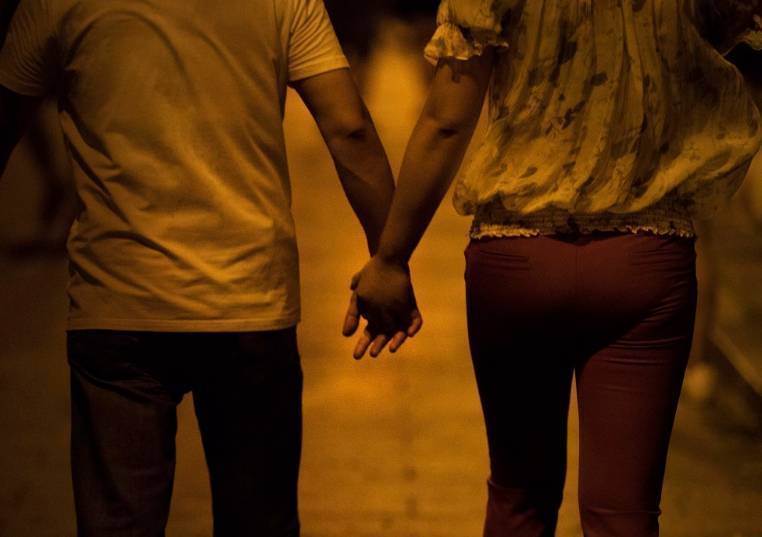 豪華婚宴上，農村阿公因「多吃一塊肉」被富二代辱罵，「新郎的做法」讓人倒吸一口涼氣！