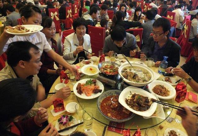 豪華婚宴上，農村阿公因「多吃一塊肉」被富二代辱罵，「新郎的做法」讓人倒吸一口涼氣！