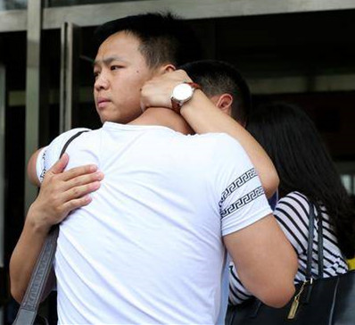 豪華婚宴上，農村阿公因「多吃一塊肉」被富二代辱罵，「新郎的做法」讓人倒吸一口涼氣！