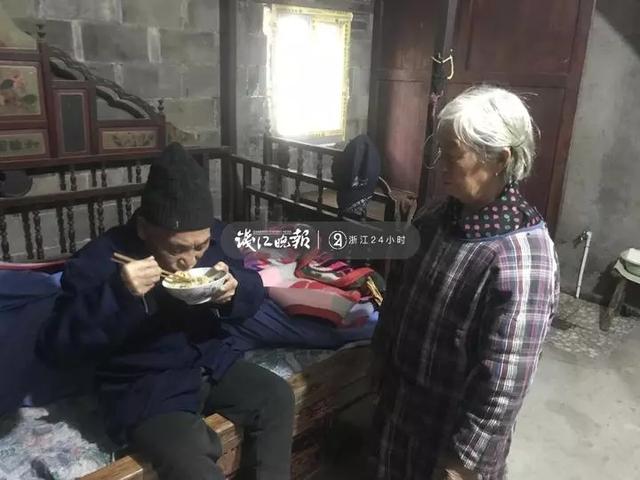 談何容易！丈夫「離開了19年」 她獨自將公公「照顧成百歲壽星」：我應該做的