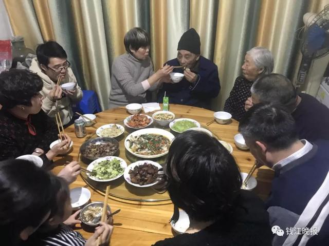 談何容易！丈夫「離開了19年」 她獨自將公公「照顧成百歲壽星」：我應該做的