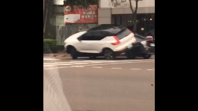 女人間的對決!轎車直接騎上BMW「車號竟都是9555」 警揭竟是「正宮向小三開戰」結局網傻眼