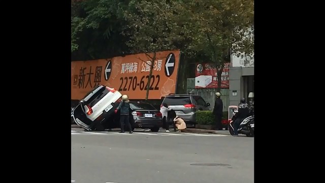 女人間的對決!轎車直接騎上BMW「車號竟都是9555」 警揭竟是「正宮向小三開戰」結局網傻眼
