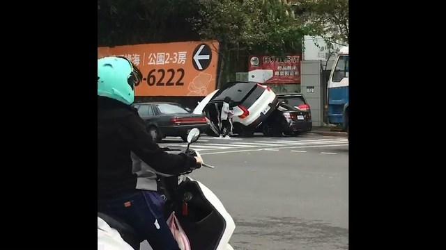 女人間的對決!轎車直接騎上BMW「車號竟都是9555」 警揭竟是「正宮向小三開戰」結局網傻眼