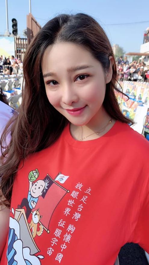 旗袍助陣韓國瑜！國旗妹「旗袍大秀S曲線」美翻　韓冰「一轉身鏤空大美背」秒成焦點：主角不是我