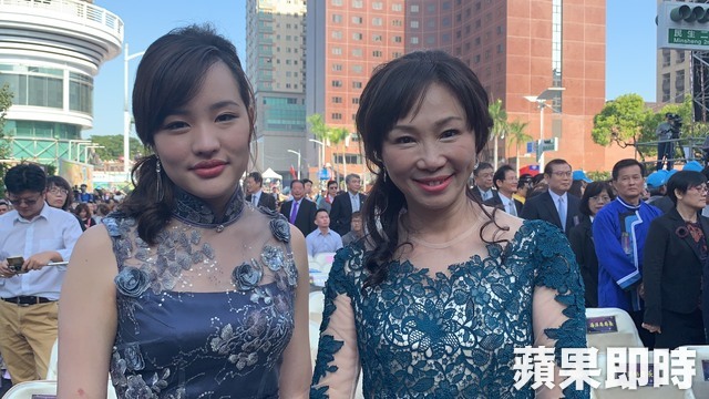 旗袍助陣韓國瑜！國旗妹「旗袍大秀S曲線」美翻　韓冰「一轉身鏤空大美背」秒成焦點：主角不是我