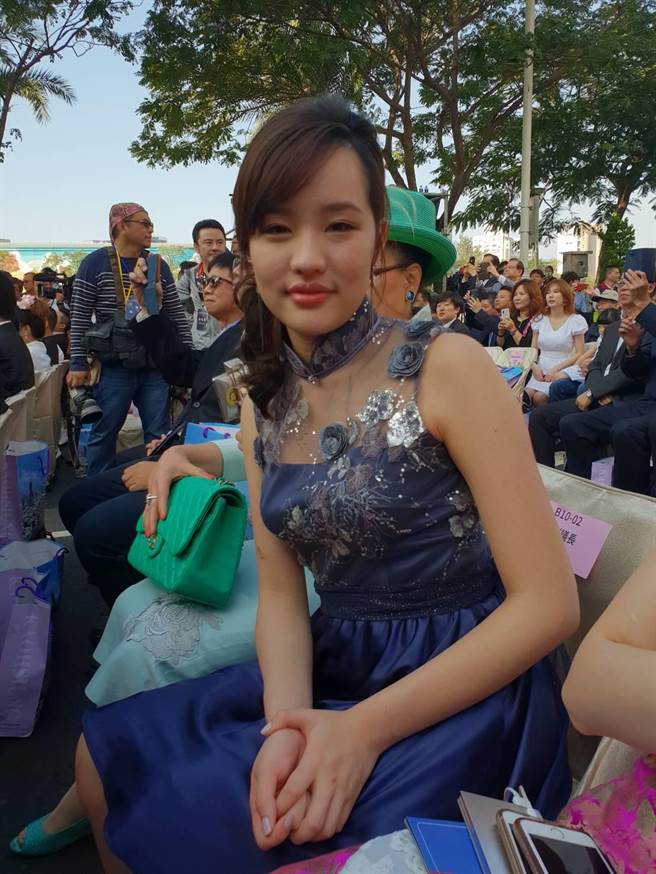 旗袍助陣韓國瑜！國旗妹「旗袍大秀S曲線」美翻　韓冰「一轉身鏤空大美背」秒成焦點：主角不是我
