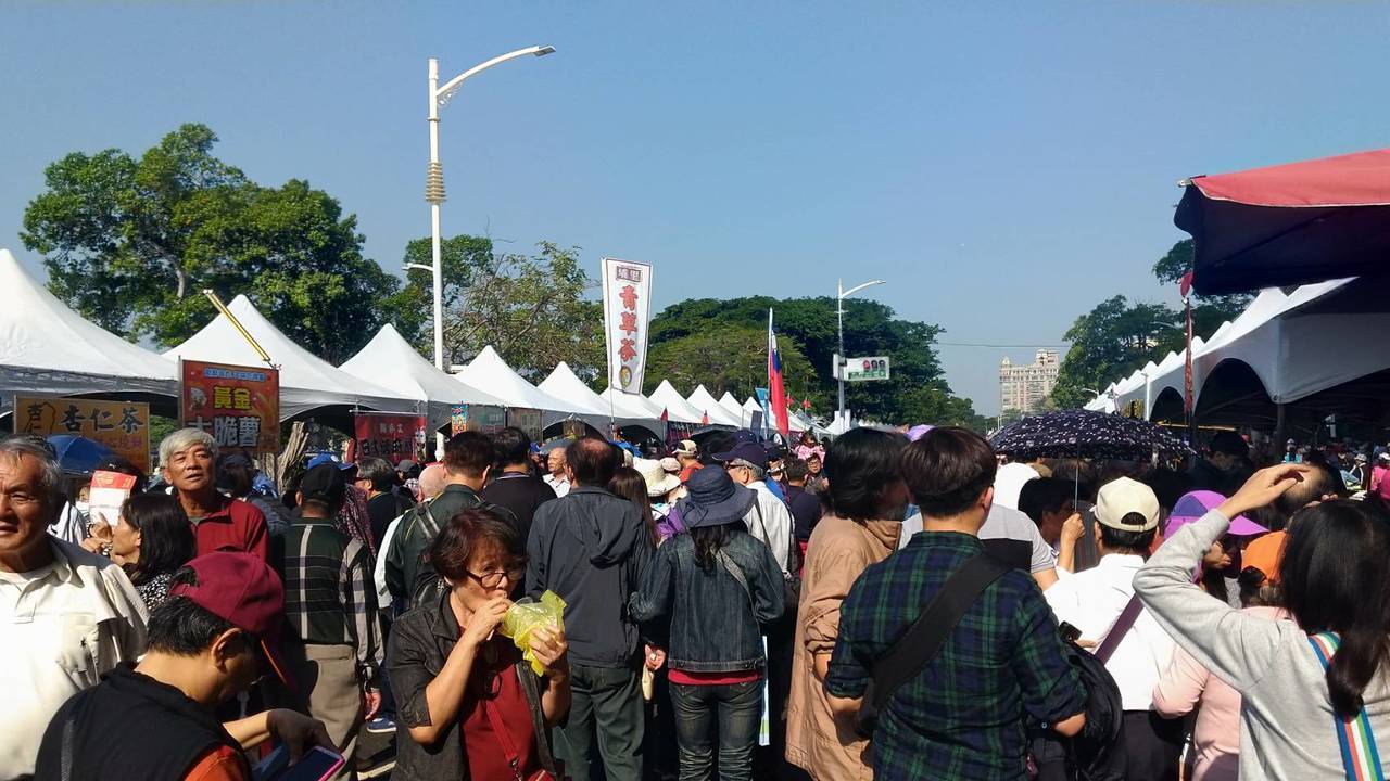 比跨年還狂！高雄市長就職「國瑜夜市湧進萬人」超時不收攤　主辦氣得斷電「下一秒讓大家看傻」