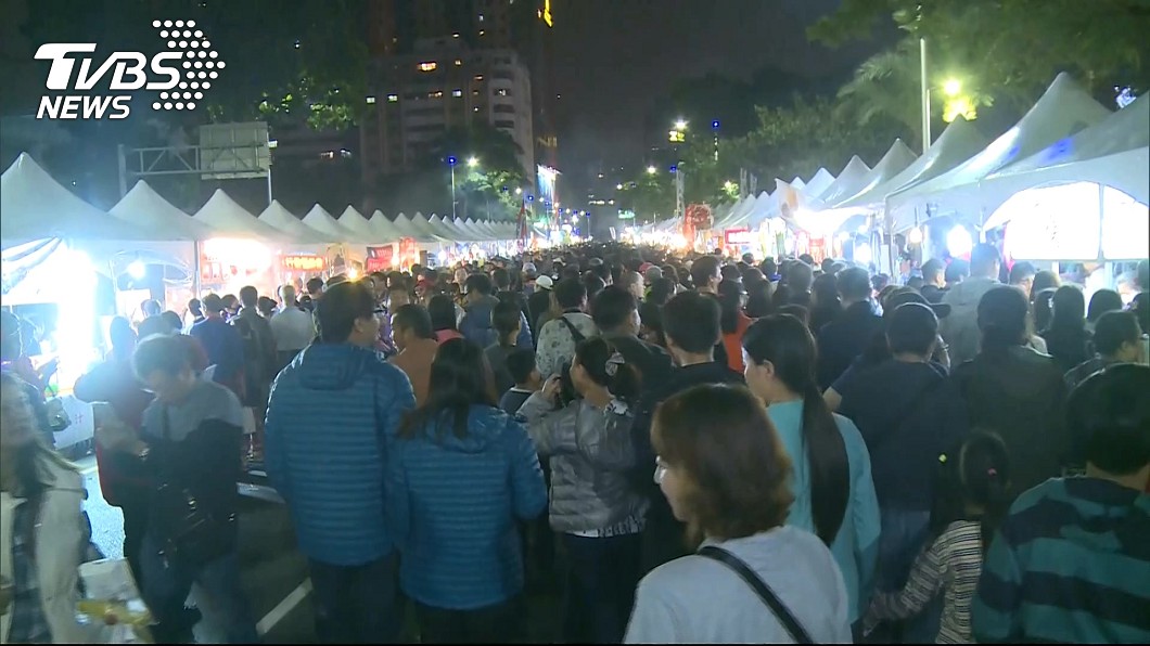 比跨年還狂！高雄市長就職「國瑜夜市湧進萬人」超時不收攤　主辦氣得斷電「下一秒讓大家看傻」