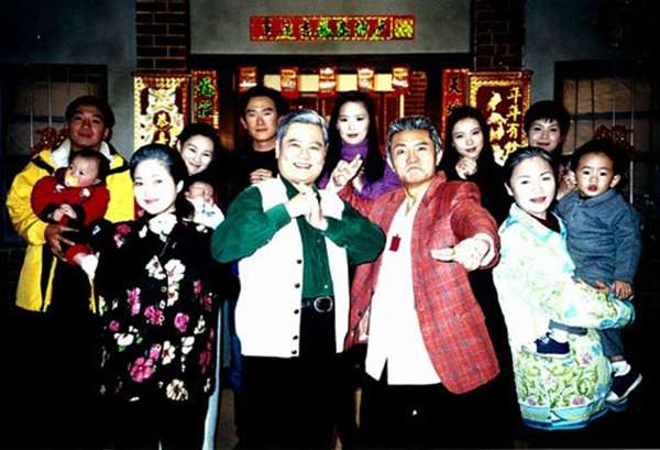 岳虹被笑沒娘「7歲到工地搬磚頭」養家！獨自帶200元闖蕩社會  成功「買2500萬房」送爸反轉人生