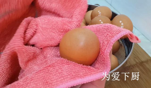 水煮蛋吃膩了？試試雞蛋新做法，比茶葉蛋還好吃