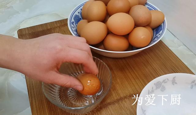 水煮蛋吃膩了？試試雞蛋新做法，比茶葉蛋還好吃