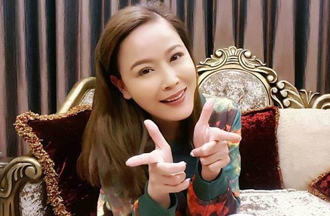 岳虹被笑沒娘「7歲到工地搬磚頭」養家！獨自帶200元闖蕩社會  成功「買2500萬房」送爸反轉人生
