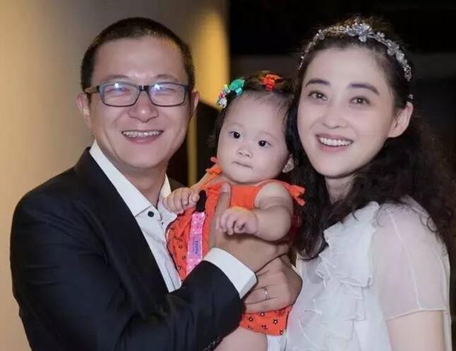誰都值得幸福！她曾嫁導演「七年未生子」被當「外遇藉口」　放手成全「終遇真命天子」一家四口超甜
