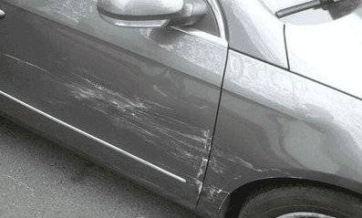 女孩意外剮蹭豪車,車主跟她回家拿錢 進屋後看到牆上的照片,车主一分錢都不要了