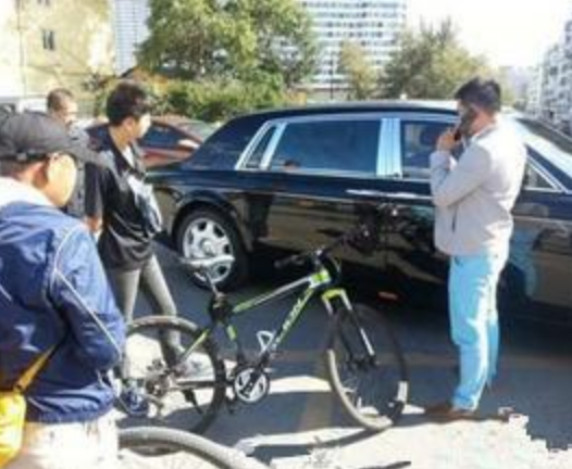 女孩意外剮蹭豪車,車主跟她回家拿錢 進屋後看到牆上的照片,车主一分錢都不要了